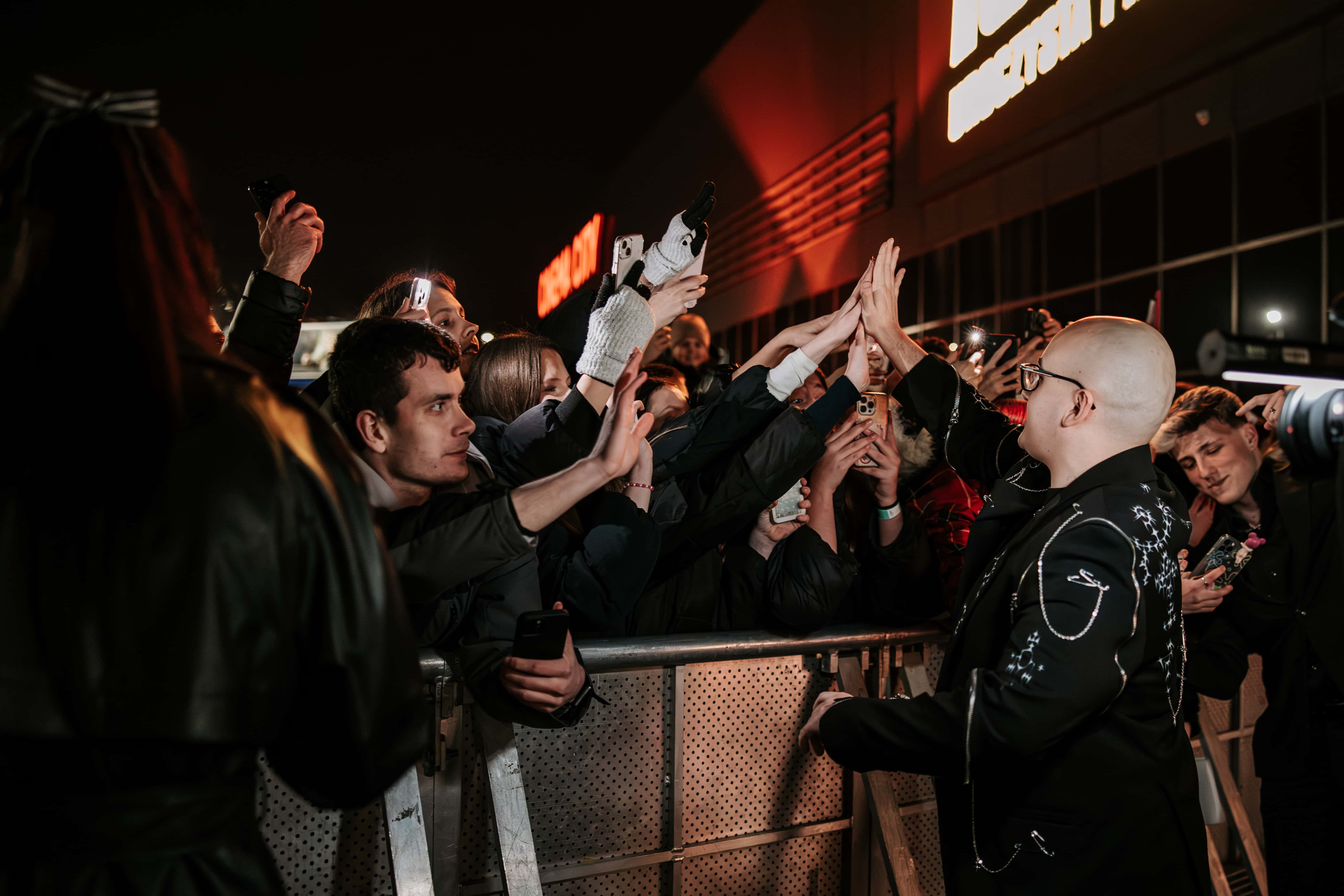 Influencerzy hakują system! Uroczysta premiera filmu „100 dni do matury”.