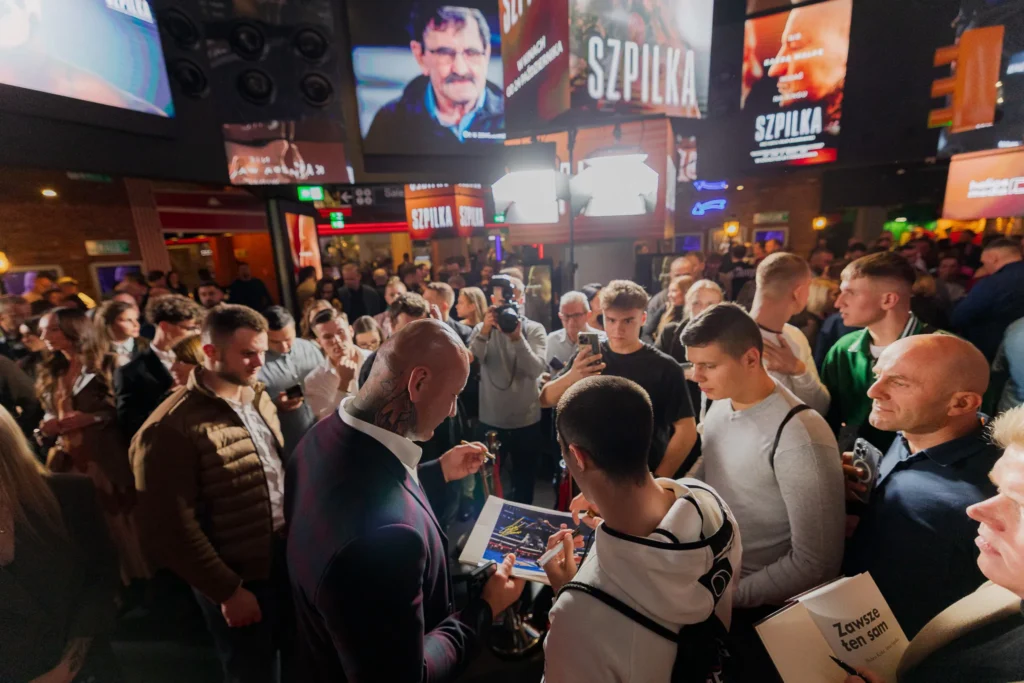 Artur Szpilka during his interaction with guests after the gala screening of the film 'The Pin'. A dynamic shot from backstage at the premiere. Photo by Marcin Oliva Soto.