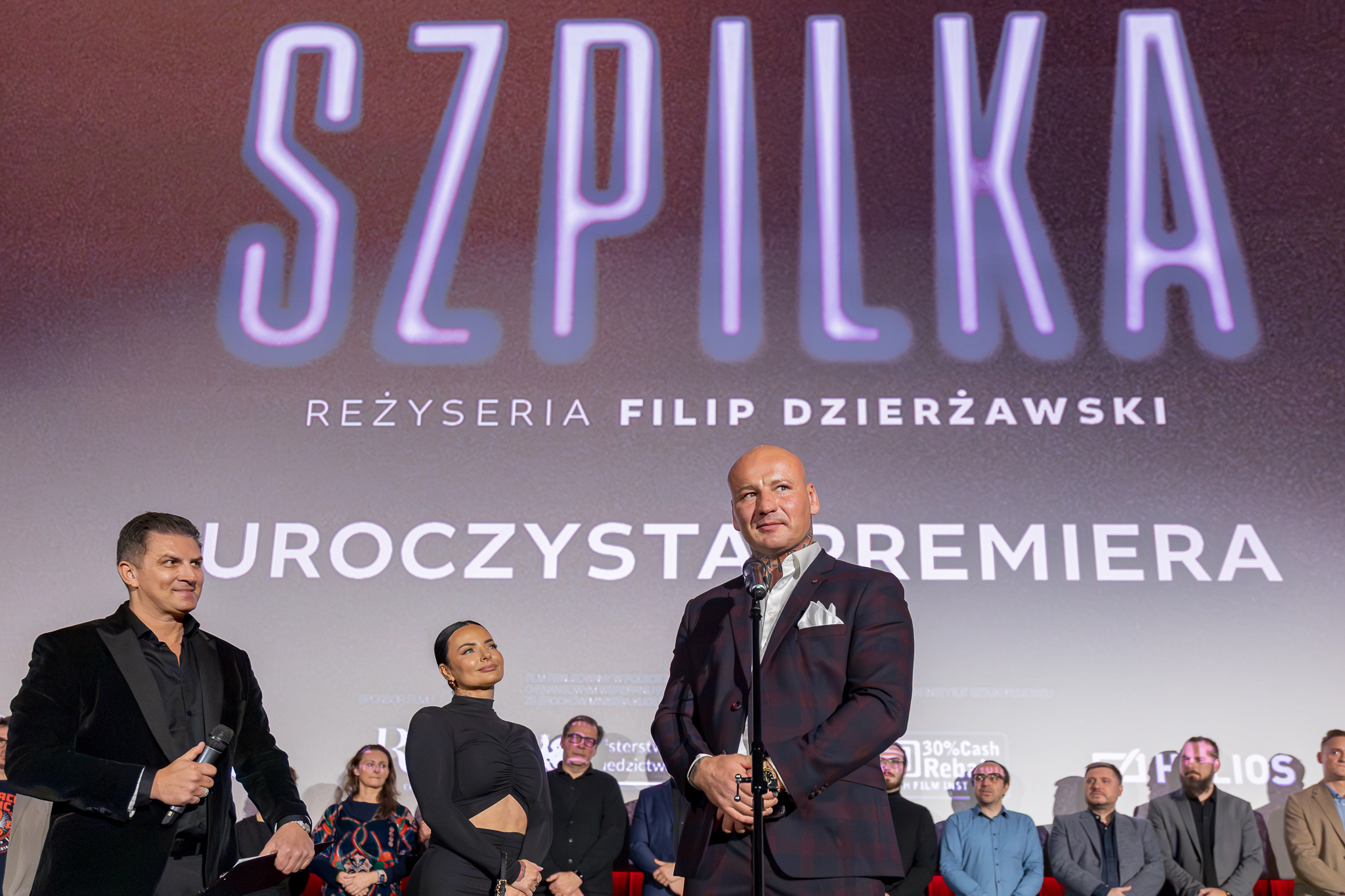 Uroczysta premiera filmu dokumentalnego "Szpilka" reżyserii Filipa Dzierżawskiego. Artur Szpilka przemawia na scenie.