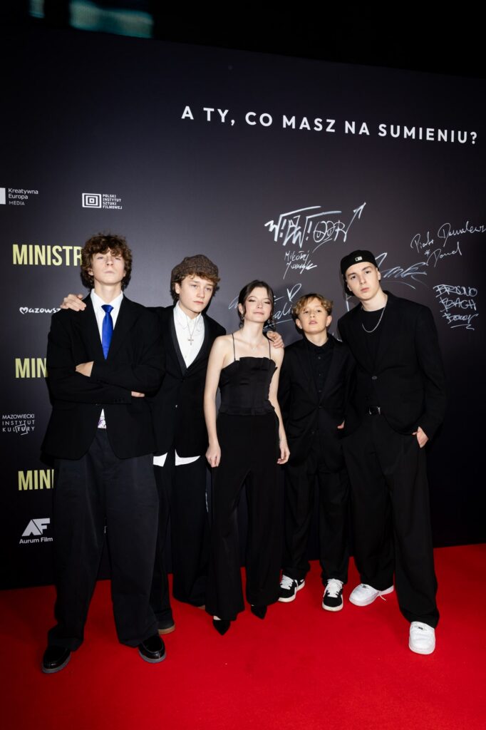 Obsada filmu "Ministranci" (Bruno Błach-Baar, Tobiasz Wajda, Daria Kalinchuk, Filip Juszczyk, Mikołaj Juszczyk) na premierze filmu w Warszawie.