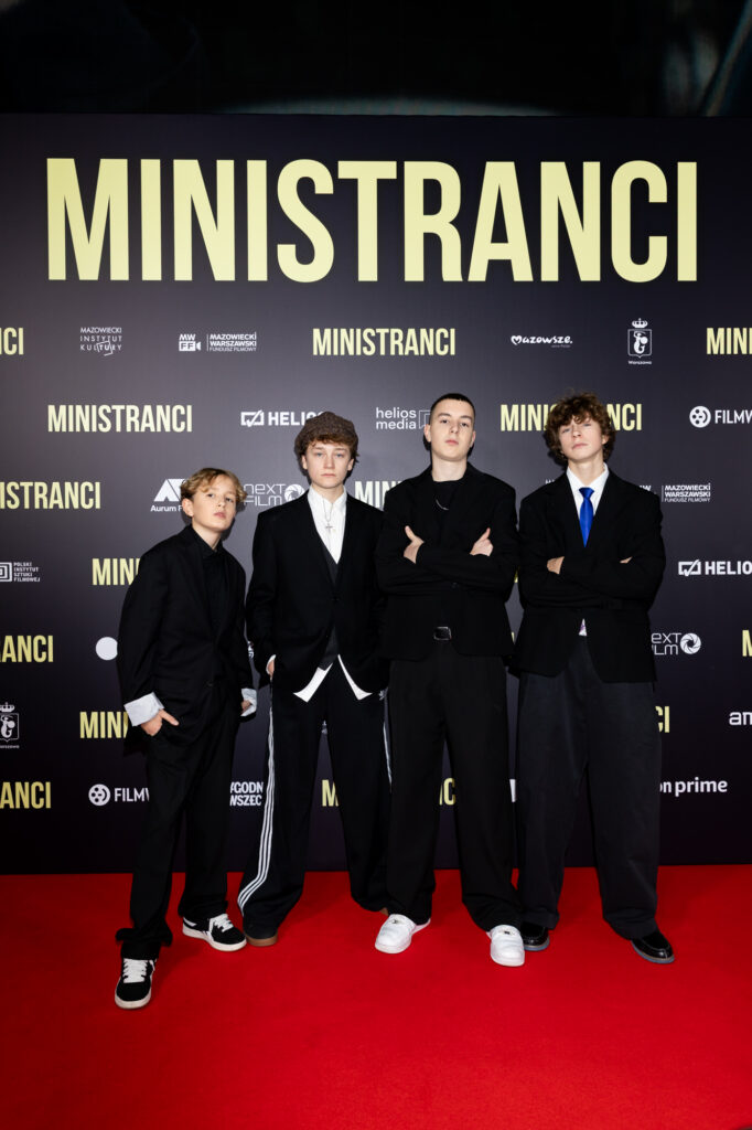Obsada filmu "Ministranci" (Bruno Błach-Baar, Tobiasz Wajda, Filip Juszczyk, Mikołaj Juszczyk) na premierze filmu w Warszawie.