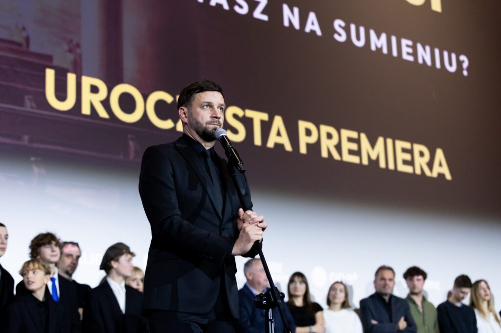Reżyser filmu "MinistrancI", Piotr Domalewski, przemawia ze sceny na premierze filmu w Warszawie.
