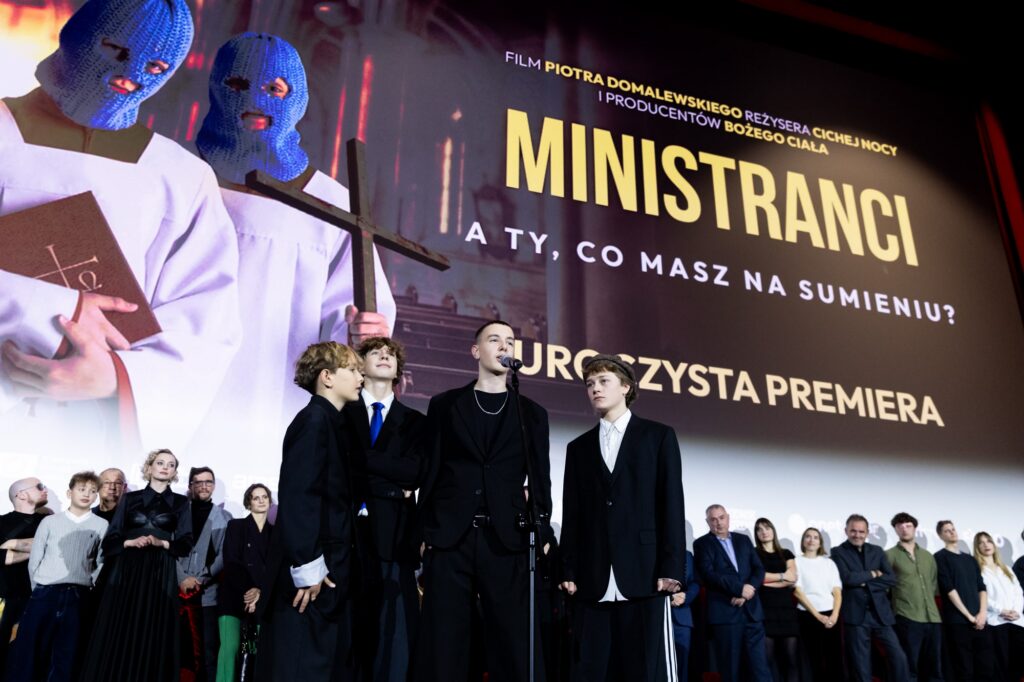 Obsada filmu "Ministranci" (Bruno Błach-Baar, Tobiasz Wajda, Filip Juszczyk, Mikołaj Juszczyk) przemawiają ze sceny na premierze filmu w Warszawie.