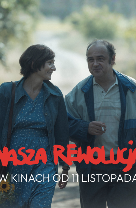 fotos z filmu "Nasza rewolucja", kobieta (Magdalena Popławska jako Gaja Kuroń), krótkie brązowe włosy, mężczyzna (Arkadiusz Jakubik jako Jacek Kuroń) łysy z papierosem, idą wspólnie, rozmawiając i patrząc na siebie